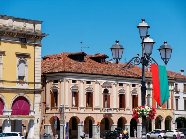 MONTANYANA, ITALIA - 5 AGOSTO 2019: Antico edificio sulla piazza centrale di Montagnana . — Foto Stock