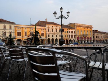 Montagnana, İtalya - 5 Ağustos 2019: Montagnana'nın merkez meydanında akşam kenti