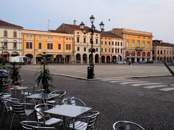 Montagnana, ITALIA - 5 de agosto de 2019: Ciudad nocturna en la plaza central de Montagnana — Foto de Stock