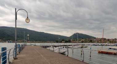 Sarnico, İtalya - 7 Ağustos 2019: Iseo Gölü. şehir gezinti