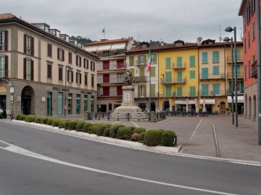 Sarnico, İtalya - 7 Ağustos 2019: Iseo Gölü. Bir şehir caddesinde güzel evler