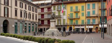 Sarnico, İtalya - 7 Ağustos 2019: Iseo Gölü. Bir şehir caddesinde güzel evler