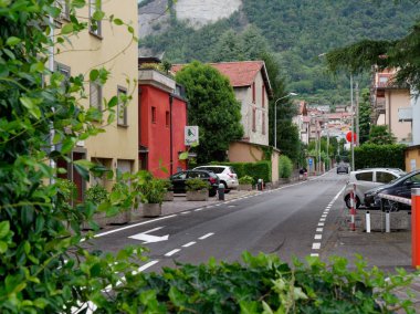 Sarnico, İtalya - 7 Ağustos 2019: Iseo Gölü. Bir şehir caddesinde güzel evler