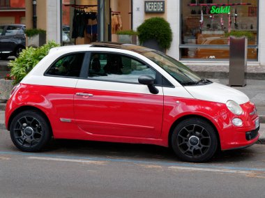 Sarnico, İtalya - 7 Ağustos 2019: Iseo Gölü. Yolda park edilmiş güzel bir araba