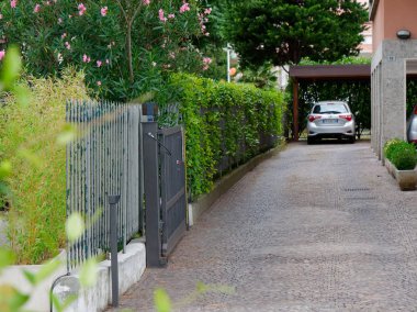 Sarnico, İtalya - 7 Ağustos 2019: Iseo Gölü. Yolda park edilmiş güzel bir araba