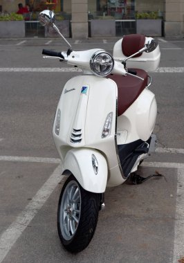 Sarnico, İtalya - 7 Ağustos 2019: Iseo Gölü. Wespa moped yolda park