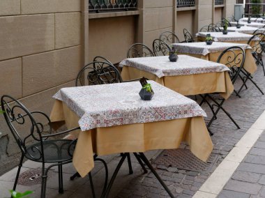 Sarnico, İtalya. sokak kafe masaları kaldırımda duruyor