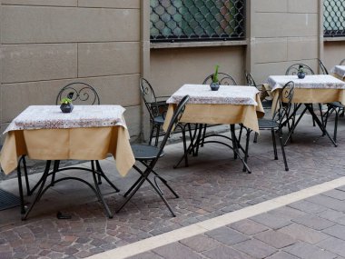 Sarnico, İtalya. sokak kafe masaları kaldırımda duruyor