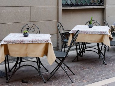 Sarnico, İtalya. sokak kafe masaları kaldırımda duruyor