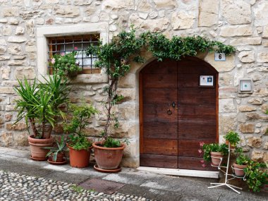 Castello di Costa di Mezzate, İtalya. Taş duvarlarda eski pencere ve kapılar