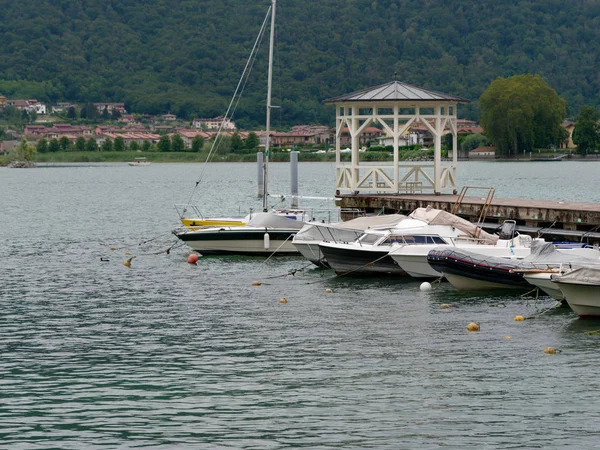 Sarnico, Italien-7 augusti 2019: Iseosjön. City Promenade — Stockfoto