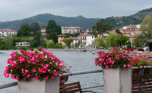 Sarnico, ITALIE - 7 août 2019 : Lac ISEO. promenade de la ville — Photo