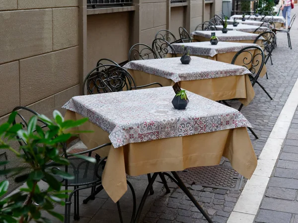 Sarnico, Italia. mesas de café de la calle de pie en el pavimento — Foto de Stock