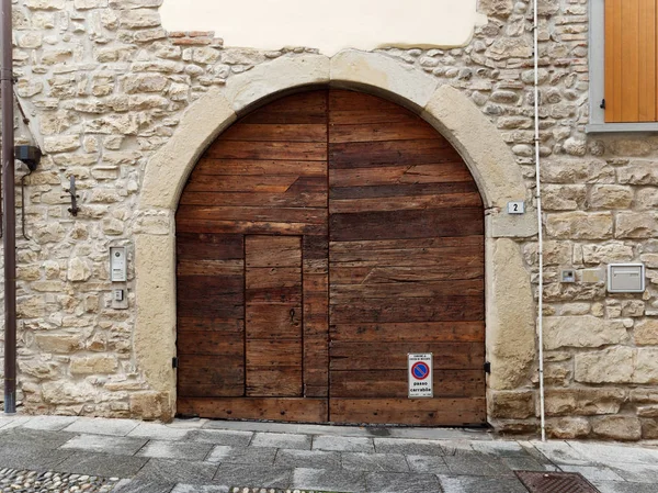 Castello di Costa di Mezzate, Italia. Viejas ventanas y puertas en paredes de piedra —  Fotos de Stock