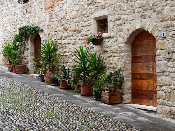 Castello di Costa di Mezzate, Itália. Velhas janelas e portas em paredes de pedra — Fotografia de Stock