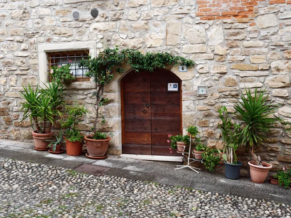 Castello di costa di mezzate, italien. alte Fenster und Türen an Steinmauern — Stockfoto