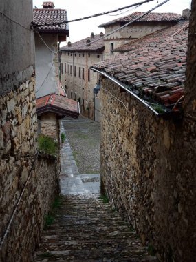 İtalya eski şehrin eski evdtiled çatılar