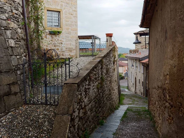 Castello di Costa di Mezzate, Włochy. Stare okna i drzwi na kamiennych ścianach — Zdjęcie stockowe