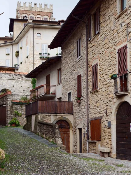 Castello di Costa di Mezzate, Italien. Gamla fönster och dörrar på stenmurar — Stockfoto
