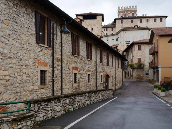 Castello di Costa di Mezzate, Italien-7 augusti 2019: gator och byggnader i den gamla staden — Stockfoto