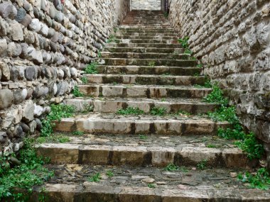 dar bir sokakta eski granit merdiven