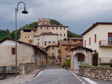 Castello di Costa di Mezzate, İtalya - 7 Ağustos 2019: Eski şehrin sokakları ve binaları