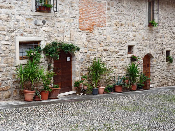 Castello di Costa di Mezzate, Włochy. Stare okna i drzwi na kamiennych ścianach — Zdjęcie stockowe
