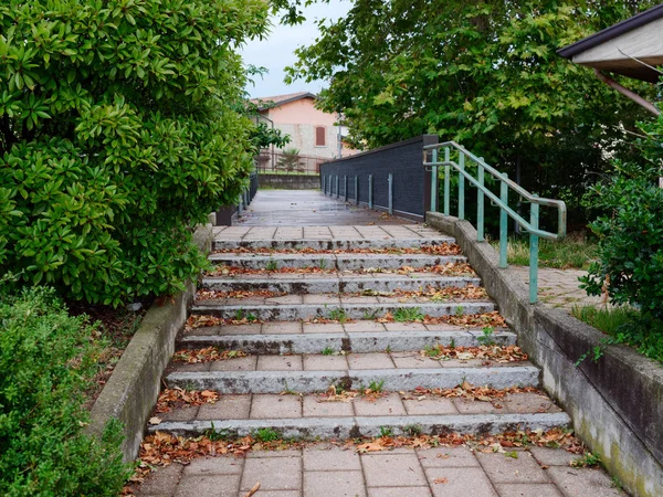 Dar bir sokakta eski granit merdiven — Stok fotoğraf