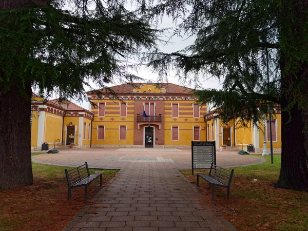 Castello di Costa di Mezzate, ITÁLIA - 7 de agosto de 2019: edifício administrativo da cidade velha — Fotografia de Stock