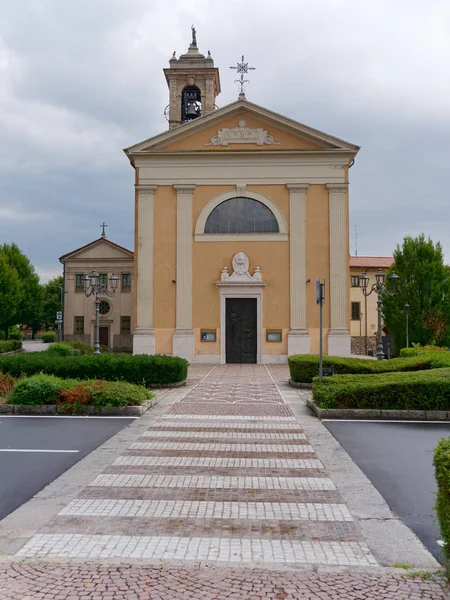 Castello di Costa di Mezzate, Ιταλία-7 Αυγούστου 2019: κτήρια του ναού της παλιάς πόλης — Φωτογραφία Αρχείου
