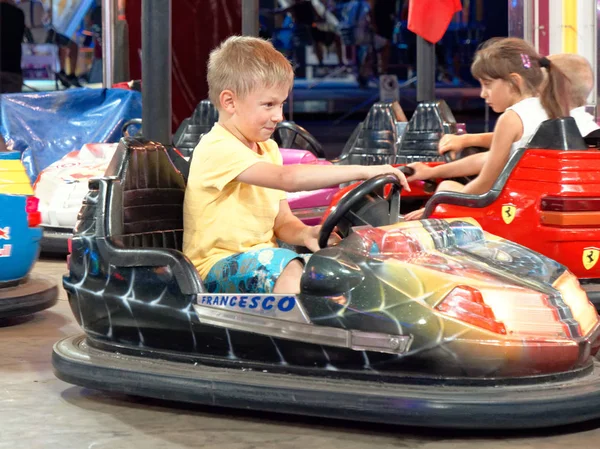 MONTANYANA, ITALIA - 11 de agosto de 2019: paseos para niños — Foto de Stock