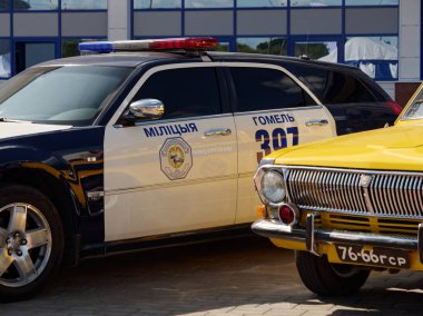 Gomel, Beyaz Rusya - 14 Eylül 2019: Devlet trafik müfettişliği siyah modern araba