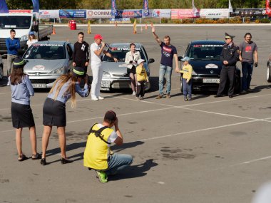Gomel, Beyaz Rusya - 14 Eylül 2019: Araba Fuarı. Yol Güvenliği Kampanyası Sporcuları-2019 