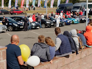 Gomel, Beyaz Rusya - 14 Eylül 2019: Araba Fuarı. Yol Güvenliği Kampanyası Sporcuları-2019 