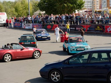 Gomel, Beyaz Rusya - 14 Eylül 2019: Araba Fuarı. Yol Güvenliği Kampanyası Sporcuları-2019 