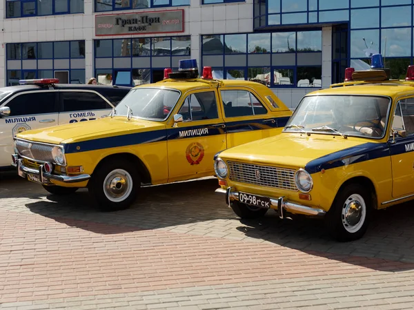 Gomel, Białoruś-14 września 2019: stary żółty samochód policji drogowej — Zdjęcie stockowe