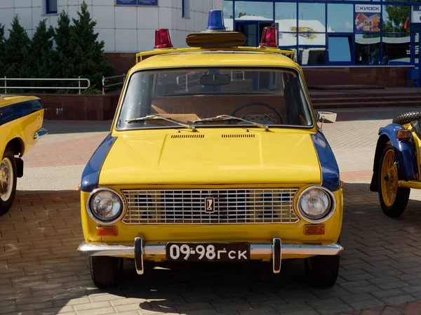 Gomel, Belorusszia-szeptember 14, 2019: régi sárga autóforgalom rendőrség — Stock Fotó