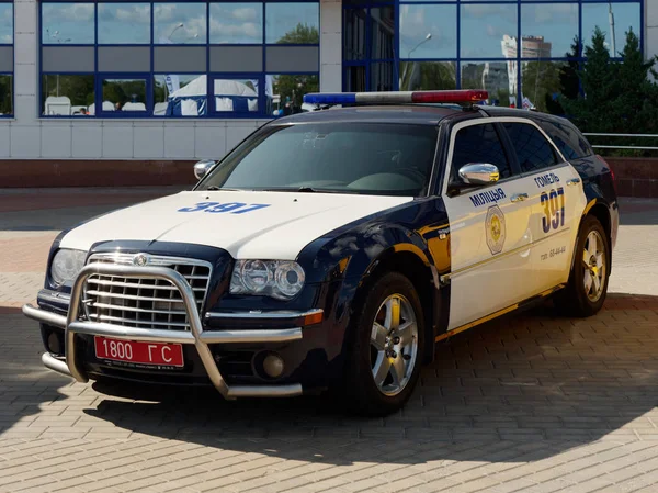 Gomel, Białoruś-14 września 2019: nowoczesny samochód państwowej Inspektoratu ruchu w czerni — Zdjęcie stockowe