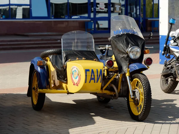 GOMEL, BELARUS - SEPTEMBER 14, 2019: Old yellow car traffic police — Stock Photo, Image