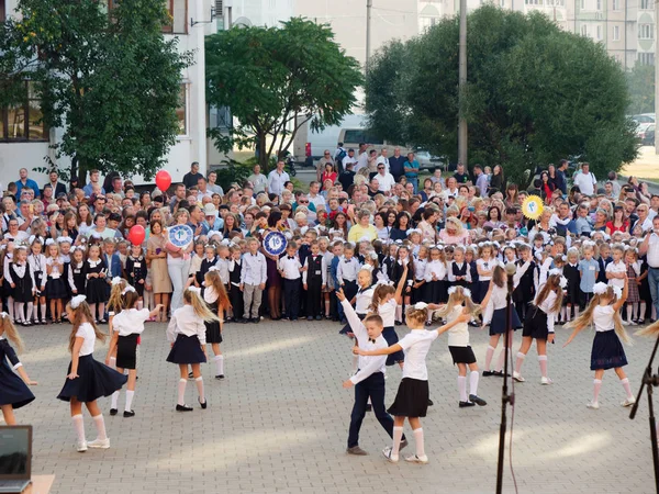 Gomel, Wit-Rusland-1 september 2019: plechtige lijn op school 67 gewijd aan de opening van het nieuwe schooljaar 2019 — Stockfoto