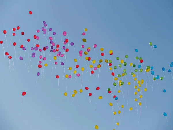 Muchas bolas de colores vuelan al cielo —  Fotos de Stock