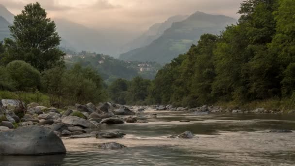 Berg Rivier Bij Zonsondergang Bergen Van Italië — Stockvideo