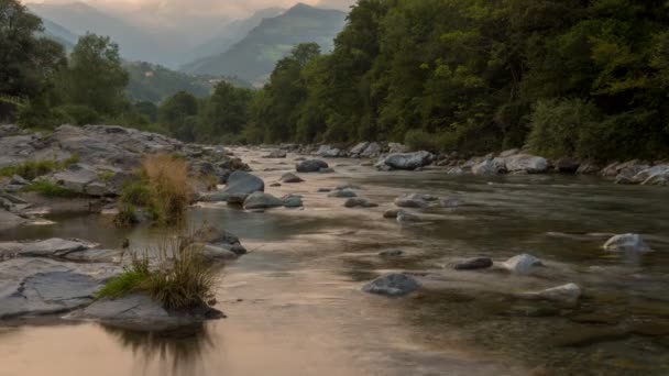 Río Montaña Atardecer Las Montañas Italia — Vídeos de Stock