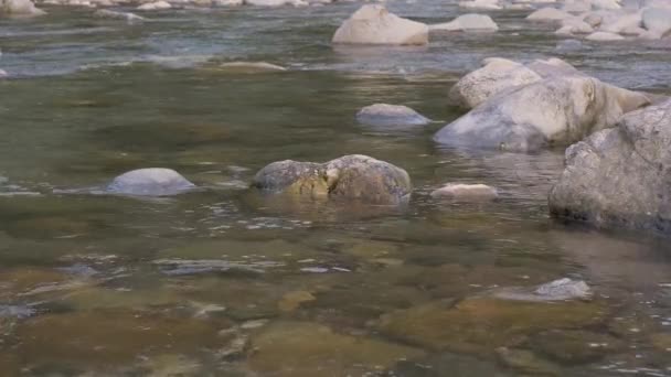 Gebirgsfluss Bei Sonnenuntergang Den Bergen Italiens — Stockvideo