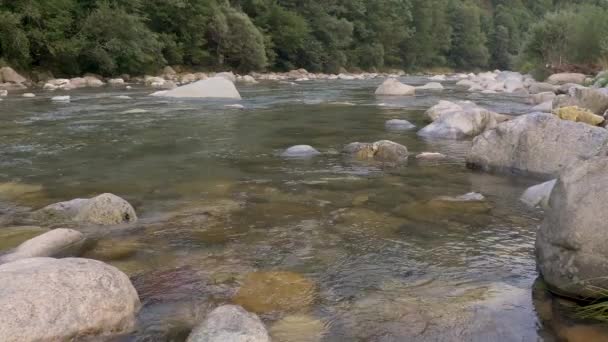 Gebirgsfluss Bei Sonnenuntergang Den Bergen Italiens — Stockvideo