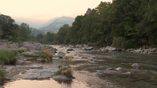 Gebirgsfluss Bei Sonnenuntergang Den Bergen Italiens — Stockvideo