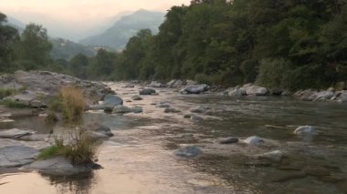 İtalya dağlarında gün batımında dağ nehri