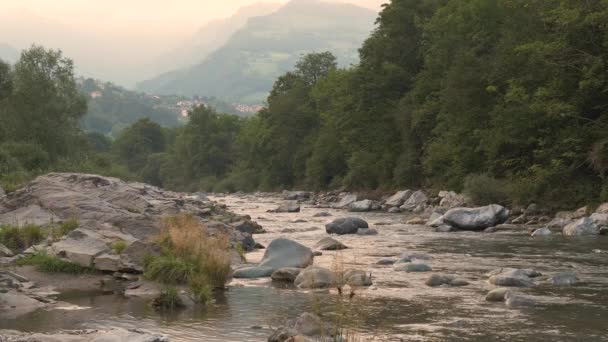 Mountain River Vid Solnedgången Bergen Italien — Stockvideo