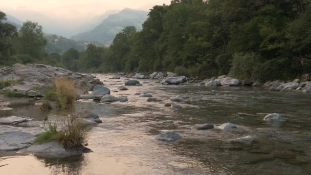 Ορεινού Ποταμού Κατά Ηλιοβασίλεμα Στα Βουνά Της Ιταλίας — Αρχείο Βίντεο
