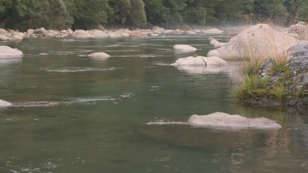 Ορεινού Ποταμού Κατά Ηλιοβασίλεμα Στα Βουνά Της Ιταλίας — Αρχείο Βίντεο